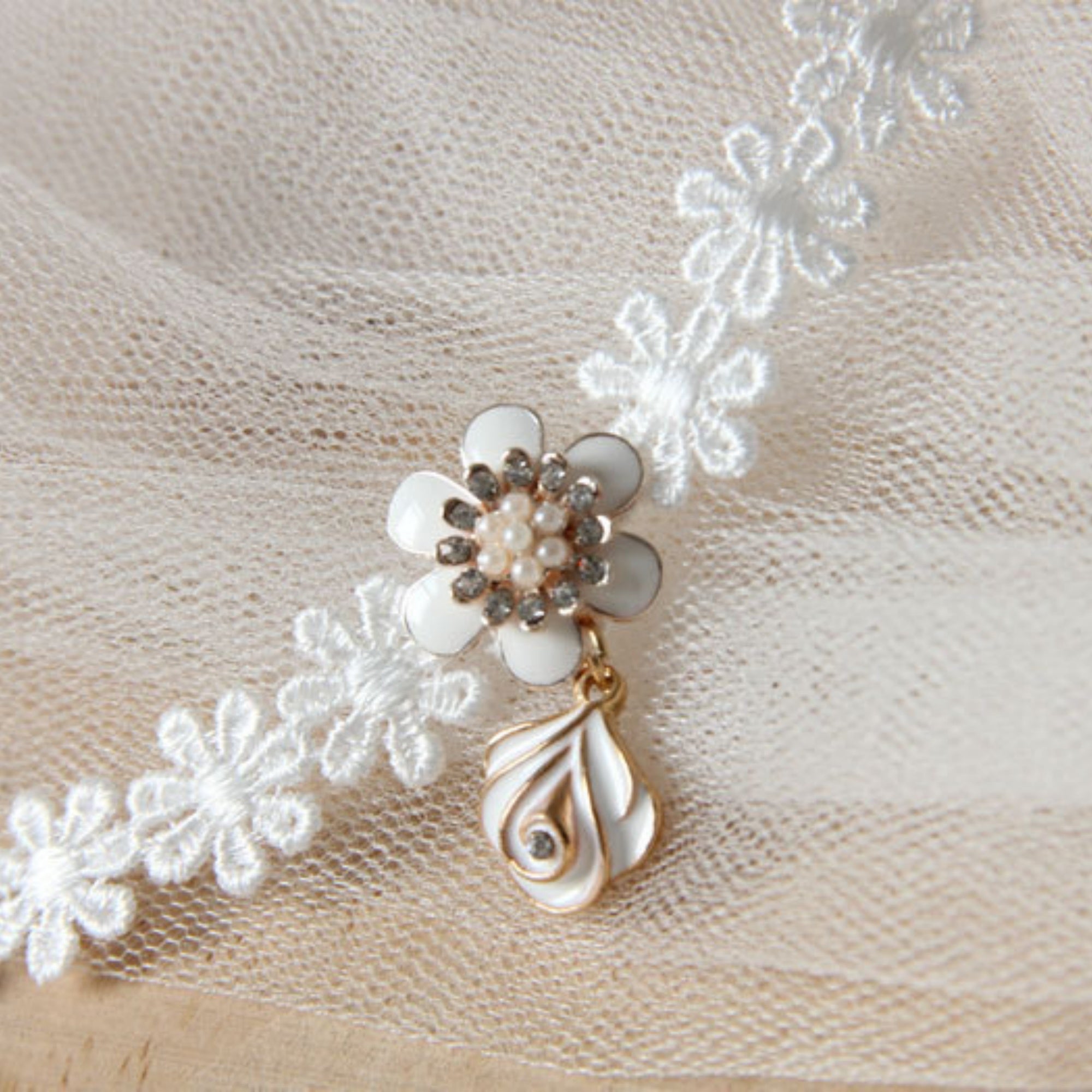 Halloween White Daisy Flower Lace Choker Necklace | Gold White Enamel Flame Drop Ghost Bride Fallen Angel White Witch Halloween Costume Jewelry Gift