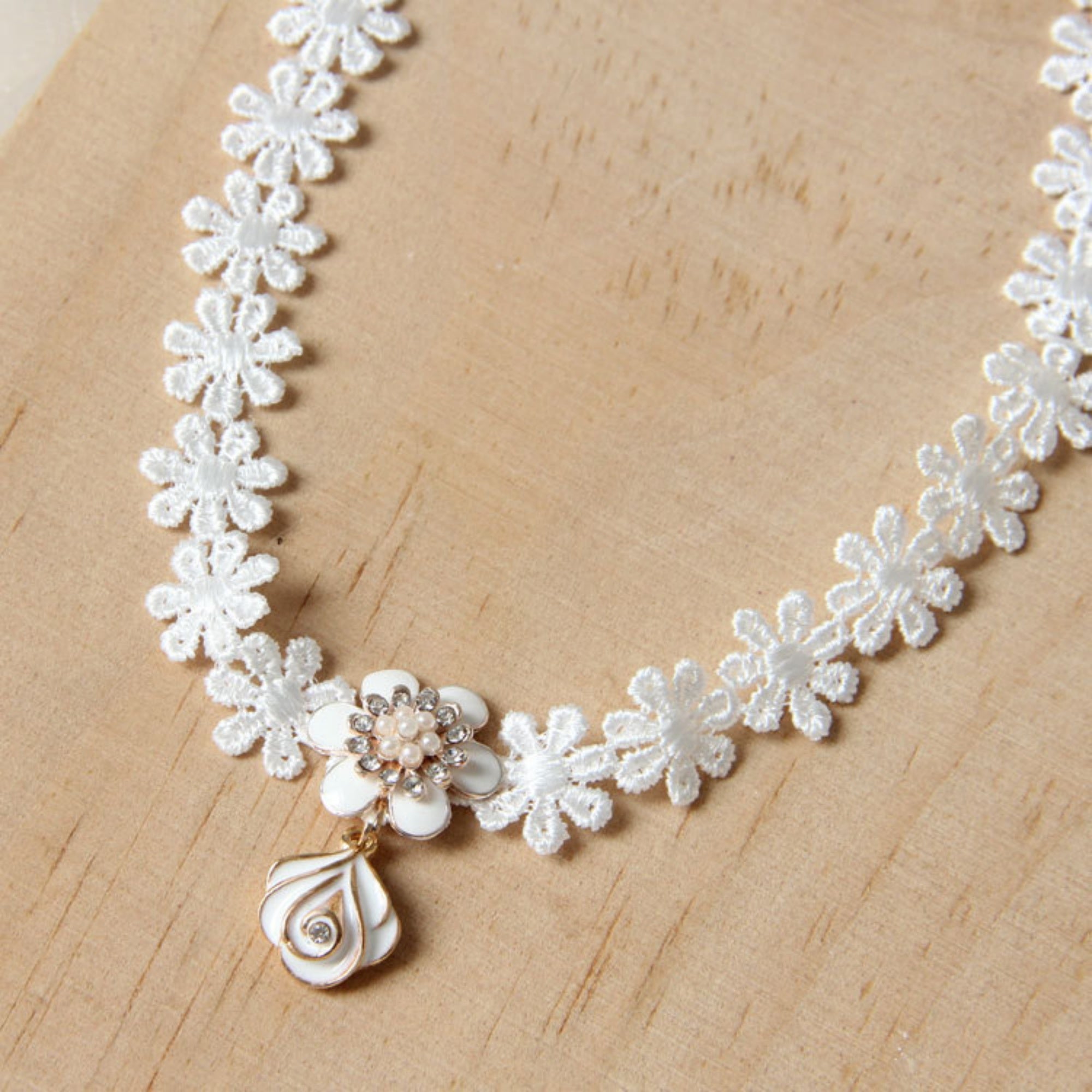 Halloween White Daisy Flower Lace Choker Necklace | Gold White Enamel Flame Drop Ghost Bride Fallen Angel White Witch Halloween Costume Jewelry Gift